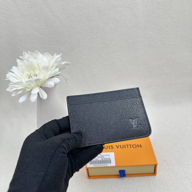 顶级原版 实物拍摄 自家背景 横款信用卡通通搞定！简洁大方，卡片夹卡套 一个内夹层供放较大的卡片 两个外夹层可供放信用卡、乘车卡等各式卡片，轻松收纳入口袋Or钱