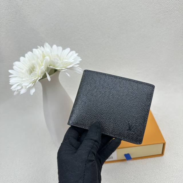 型号M60895Multiple 钱夹 这款Multiple皮夹采用Damier帆布制造，可收纳信用卡、纸币、票据等。 尺寸：11X9.