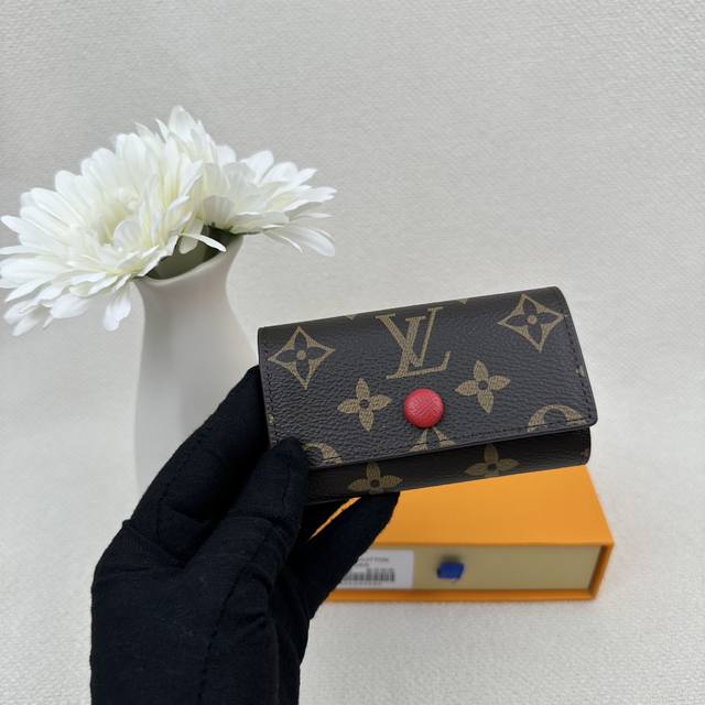 M62630 尺寸:10.5X 7.0X 2.0 Cm 设计小巧精致的钥匙包，设有六个可系扣六把钥匙的锁扣。采用Monogram帆布制造，配衬手袋或公事包，既实