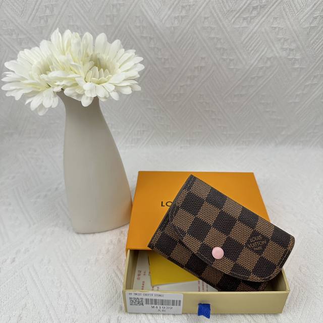 尺寸 11X8X2.5 型号 M41939 小巧玲珑却极为实用，此款多彩信封式零钱包是现代女性都市生活中的完美伴侣。身材小巧，轻松收入包袋甚至衣袋之中