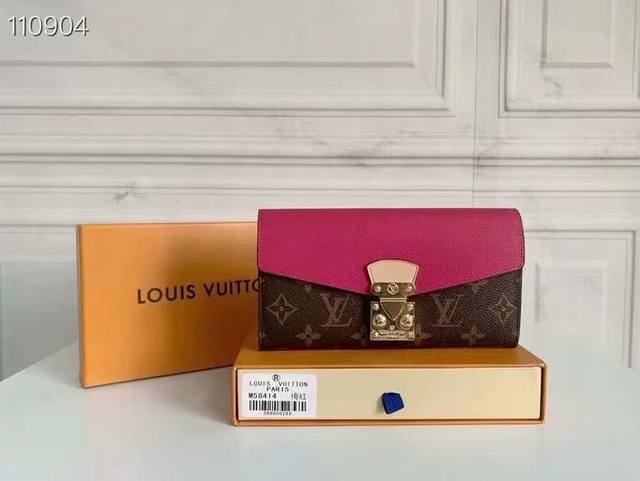 黑色 Pallas 钱夹 这款功能多样的 Pallas 钱夹设计极为精妙，时尚感十足又颇具实用性。色彩鲜活Monogram 帆布和标志性的 S 形锁既保证了钱夹