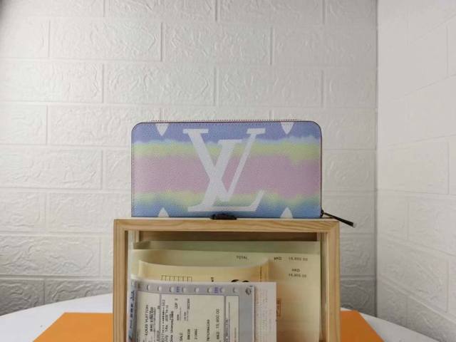 M69110 Lv Escale Zippy 钱夹 路易威登经典 Zippy 钱夹于 夏季 Lv Escale 皮具和配饰系列再换新颜。Monogram Gia M69110 Lv Escale Zippy 钱夹 路易威登经典 Zippy 钱夹于 夏季 Lv Escale 皮具和配饰系列再换新颜。Monogram Gia