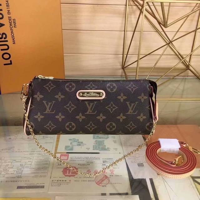 Eva 手袋 M95567 55213 55214以 Damier 帆布制成的Eva手袋为时尚女性提供了一系列可供选择的衣橱精品。它可作为手包拎提,也可肩背,是 Eva 手袋 M95567 55213 55214以 Damier 帆布制成的Eva手袋为时尚女性提供了一系列可供选择的衣橱精品。它可作为手包拎提,也可肩背,是