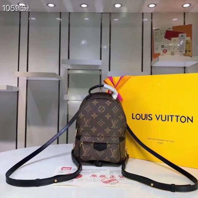 迷你M41562 6 Nicolas GhesquièRe赋予此款背包惊人的风格变化，将一件朴素的日用品变为一款时髦而极度迷人的都市包袋。此款由柔软的Monog