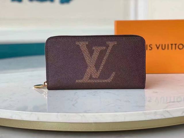 M60017 啡色彩绘小单拉钱包 这款Zippy 钱夹采用Damier Ebene 帆布制作，全新内衬设计，添加四个信用卡槽，方便实用。 详细特征 19.5X