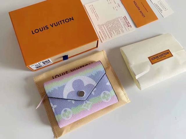 Lv Escale Victorine 钱夹 95 夏季 Escale 皮具和配饰系列推出特别款 Victorine 钱夹。小钱包，Monogram 帆布的扎染