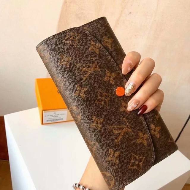 M60136 功能实用且设计华美的 Emilie 钱夹采用柔软的 Monogram 帆布制成 衬以颜色鲜艳的内衬 气质极为优雅 多袋式设计和引人注目的造型赋予其