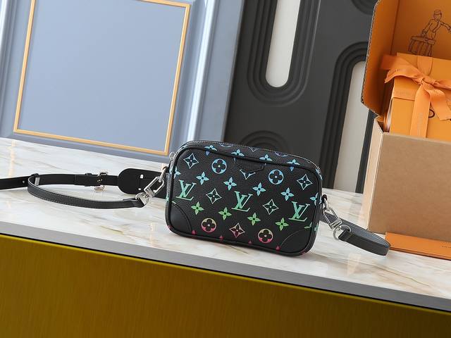 升级原版 M14058 M14253 本款TrocadéRo 迷你手袋采用 Monogram 帆布材质、复古牛皮革镶边及加固前包角，向路易威登的传奇历史致敬，将