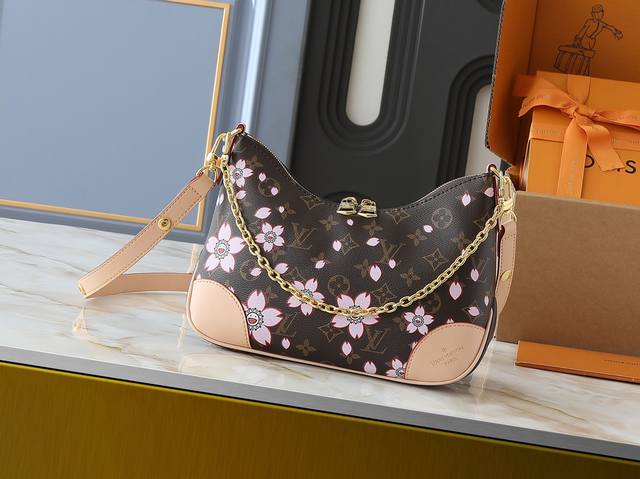 升级原版 M45832老花黄皮 M45831老花黑 Odeon 小号手袋，以 Monogram 帆布和加固皮革边角传递复古意味。可调节肩带便于肩背或斜挎，轻启拉