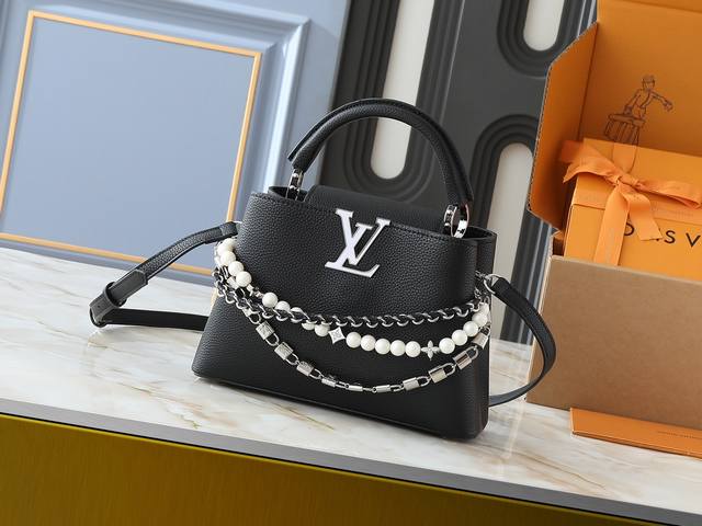 广州货 升级原版 M12345 M12346 M12279 M11908 M11906 本款 Capucines Bb 手袋出自 Trilogy 系列，以 Ta