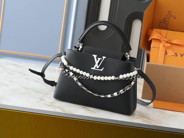 广州货 升级原版 M12345 M12346 M12279 M11908 M11906 本款 Capucines Bb 手袋出自 Trilogy 系列，以 Ta