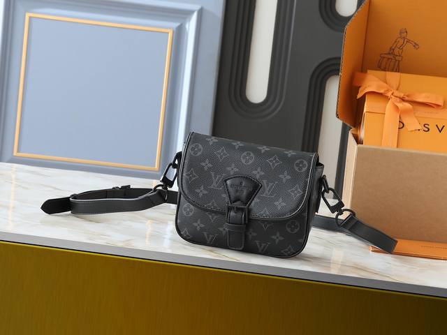 升级原版 M47060老花 压花 男差包系列 Montsouris 小号邮差包 本款 Montsouris 小号邮差包以 Monogram Macassar 涂