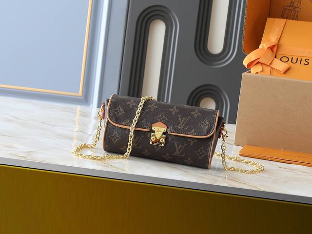 升级原版 M13566 本款Pochette Camille手袋取材Monogram帆布，致意路易威登2000春夏时装秀问世的原版设计。S-Lock锁扣、链条处