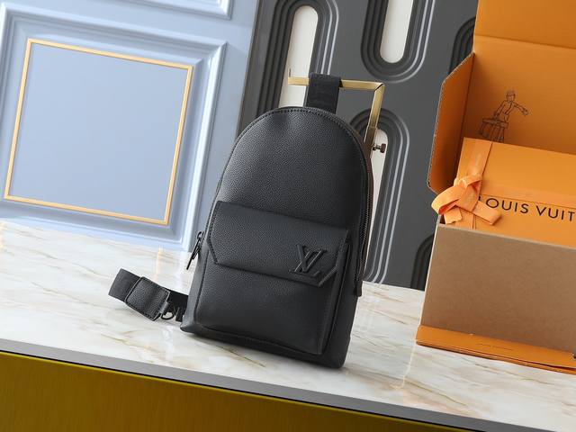 升级原版 M23736 M23765 M11601 本款 Pilot 单肩包援引 Takeoff 双肩包的经典设计，以圆润线条、正面翻盖和 Lv Aerogra