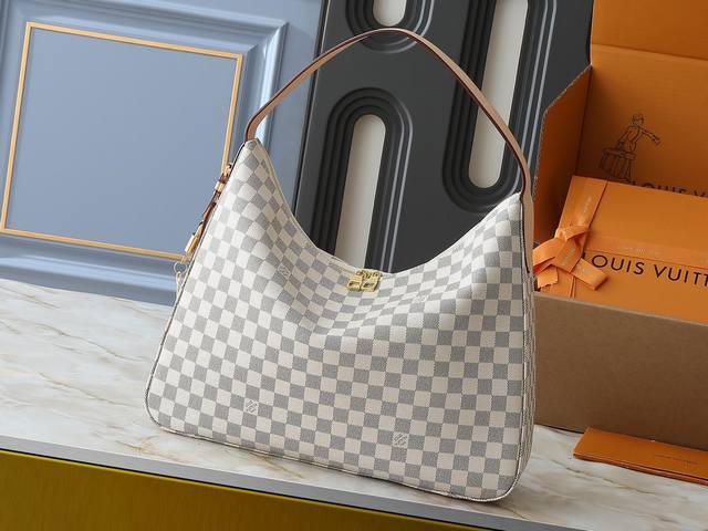 升级原版 N00126 M12098 M11952 本款 Slouchy 中号手袋以 Monogram 帆布构筑别致轮廓，借崭新挂锁和名牌等金属件点亮工致细节。