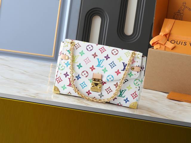 升级原版 M14526 Trunkie 手袋结合 Monogram 帆布和金属铆钉，搭配金属质感包角和标志性 S-Lock 锁扣，以复古行李箱格调彰显品牌传承。