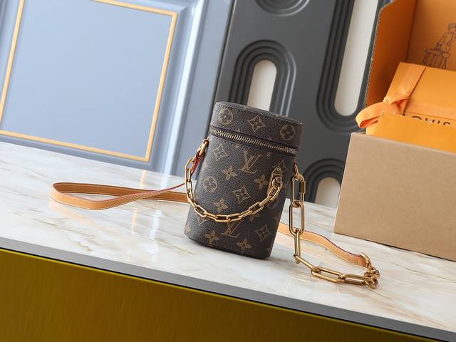 升级原版 M44914 M61112 男装艺术总监推出全新Phone Box手袋，造型小巧精致，方便收纳小件必需品。经典Monogram帆布面料，配有光滑的可调