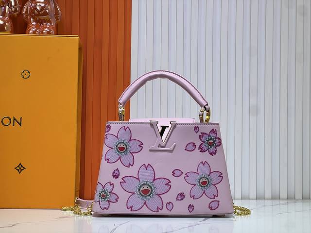 独家实拍 M59939 M94519 村上隆联名款 Capucines手袋 本款 Capucines 迷你手袋展露细腻 Taurillon 皮革的微妙莹泽，点缀