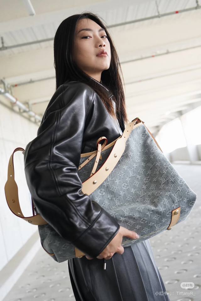 升级版 M13789 M46197 灰色丹宁牛仔 推出崭新 Carryall 中号手袋，以 Monogram 帆布和皮革饰边塑造贴合身形的设计。充裕空间内设拉链