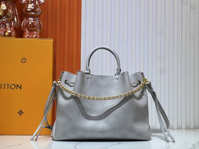 升级原版 M59203 M59 M59655。 Bella Tote 手袋型号Flight Mode 胶囊系列Monogram镂花穿孔牛皮革塑造舒软充裕的收纳空