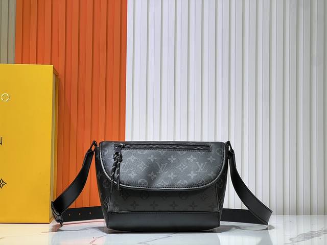 M12681 本款 Pulse 邮差包以 Monogram Eclipse 帆布塑造精巧构型，为翻盖上的外袋搭配线绳拉链头。磁扣开合方便取放物品，巧用侧环调节皮