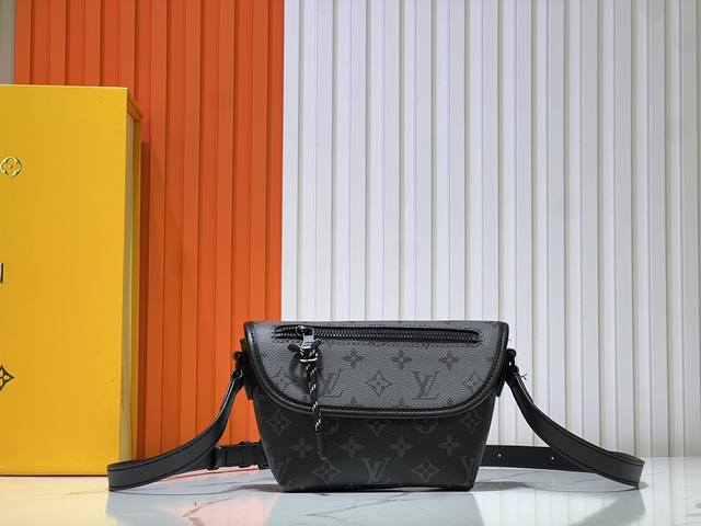 官网最新款 M12806 M12636 本款 Pulse 迷你手袋取材 Monogram Eclipse 涂层帆布，以简洁线条和运动元素传递摩登格调。精巧构型内