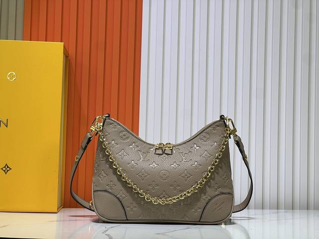 M45832全皮 官方最新款 M45832老花黄皮 M45831老花黑Odeon 小号手袋，以 Monogram 帆布和加固皮革边角传递复古意味。可调节肩带便于