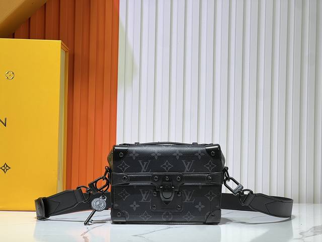 M11743黑花 M11516黑色 M11535老花 M12686绿色 本款 Soul Trunk 手袋由 Pharrell Williams 匠心打造，以柔韧