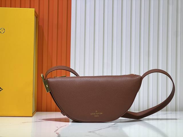 实拍 质量货比三家 M83546 M11429 这款低调的Low Key Bumbag是一款现代简约的设计，搭配极其柔软光滑的小牛皮和精致的细节。其中包括Lv雕