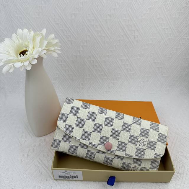 顶级原版M60136 功能实用且设计华美的 Emilie 钱夹采用柔软的 Monogram 帆布制成 衬以颜色鲜艳的内衬 气质极为优雅 多袋式设计和引人注目的造