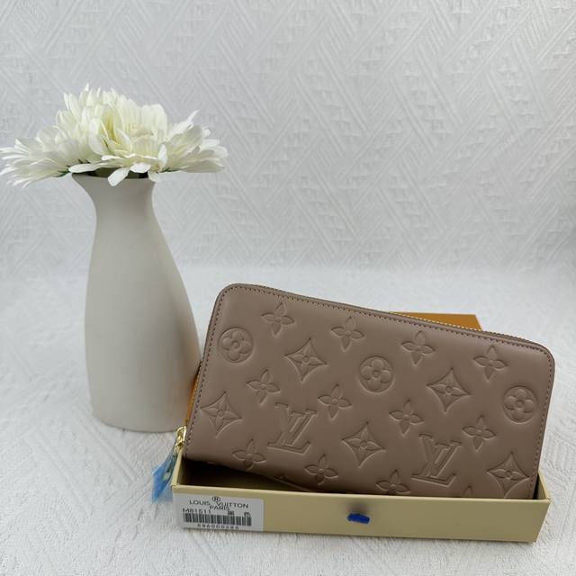 M81511杏色 以衬垫Monogram压花图案小羊皮缝制，与Coussin皮革精品系列相得益彰。优美设计配衬缀有Lv Circle标志拉环的金色拉链，多合一钱