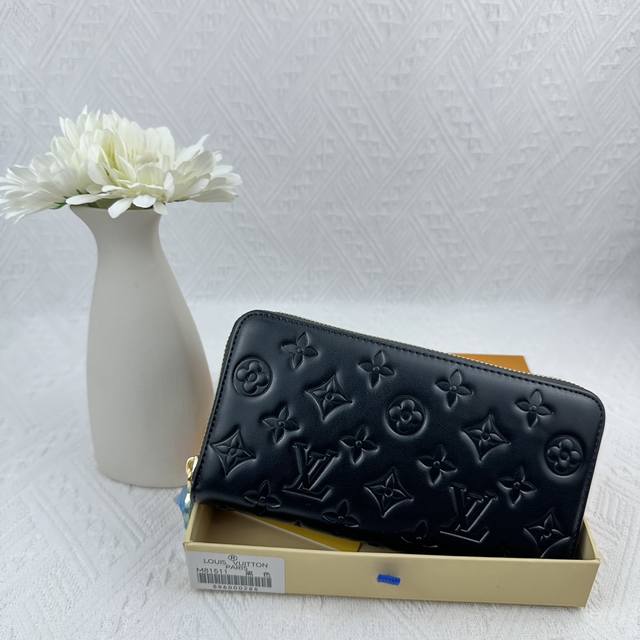 M81511黑色 以衬垫Monogram压花图案小羊皮缝制，与Coussin皮革精品系列相得益彰。优美设计配衬缀有Lv Circle标志拉环的金色拉链，多合一钱