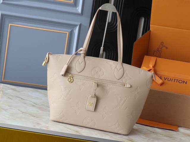 升级原版 44888 Carryall 手袋取材 Monogram Empreinte 压纹皮革，充裕构型设有齐整内层，大号内袋再添功能元素。搭配Monogra