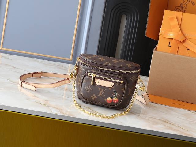升级原版 M82335 本款 Mini Bumbag 手袋来自 Lv Gradient 系列，为 Monogram Empreinte 潮流构型设有拉链主隔层，