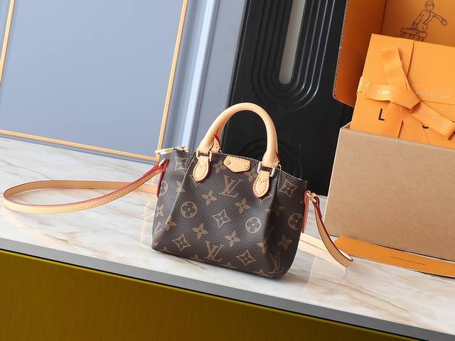 升级原版 M61253 Nano Turenne 以经典的Monogram帆布制成的Nano Turenne手袋 散发极致女人味 是您携带日常用品的理想之选 这