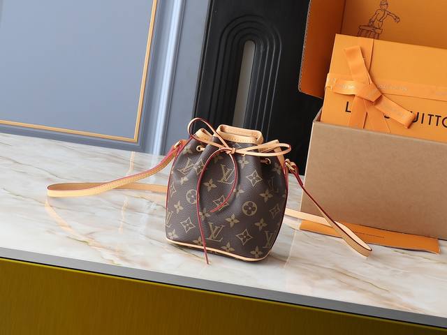 升级原版 M41346 以经典的Monogram帆布制成的Nano Noé手袋，散发极致女人味，是您携带日常用品的理想之选。这款手袋是原型Noé手袋的迷你版，缝