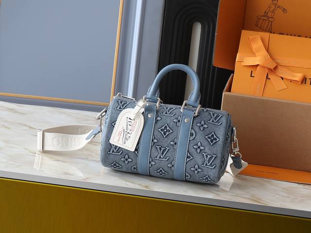 升级原版 M22762 本款 Keepall BandoulièRe 25 手袋展现 Monogram Washed Demin 帆布的古着质感，先后以压印和手