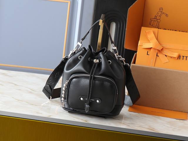 升级原版 M13985全皮黑色，网官小号M14017纯老花Noe Cargo 是一款小巧的水桶包，由亮面牛皮革构型，呈现尼龙般的科技感光泽，内衬采用深沉色调织物