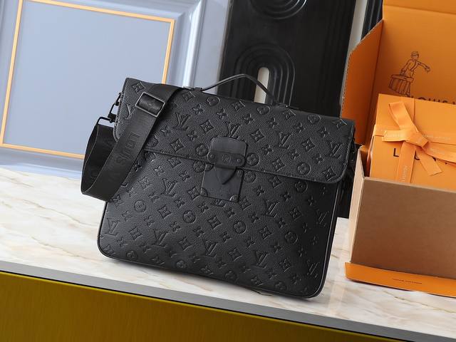 升级原版 M20835 压花 .黑花.老花 S-Lock 公文包以 Taurillon Monogram 牛皮革呈现内敛构型，在传统设计之上为当代商务人士提供稳