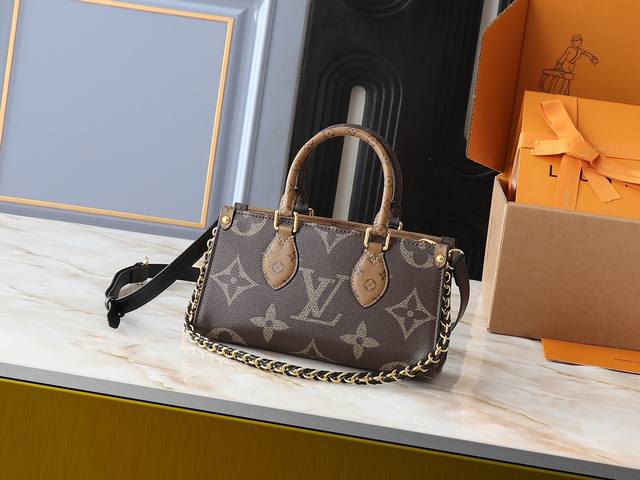 升级原版 M14236 M14213 M46653 本款 Onthego East West 手袋以涂层帆布呈现 Monogram Giant 元素，与 Mon