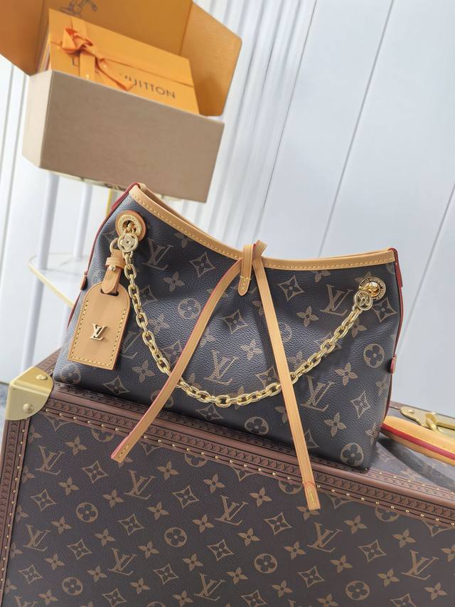 动态芯片 顶级原单 M13014本款 Carryall Bb 手袋取材 Monogram 帆布，为耀目链条点缀 Monogram 花卉，以潮流之姿点亮昼夜场合。