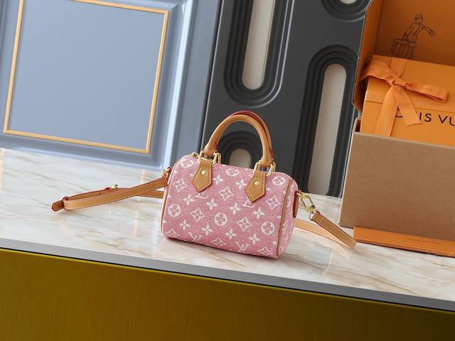 升级原版M81168对版牛仔蓝M81213对版牛仔粉 M81085老花，Nano Speedy 手袋是经典 Speedy 手袋的玲珑演绎，此次取材 Monogr