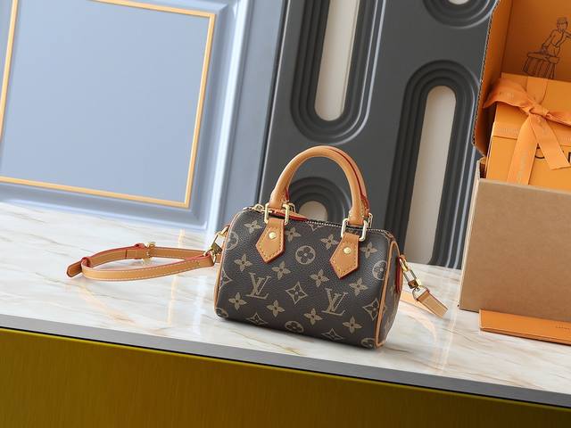 升级原版 M81085 Nano Speedy 手袋浓缩经典 Speedy 手袋构型，以 Monogram 帆布塑造玲珑设计，搭配做旧牛皮革细节和金属件。手柄和