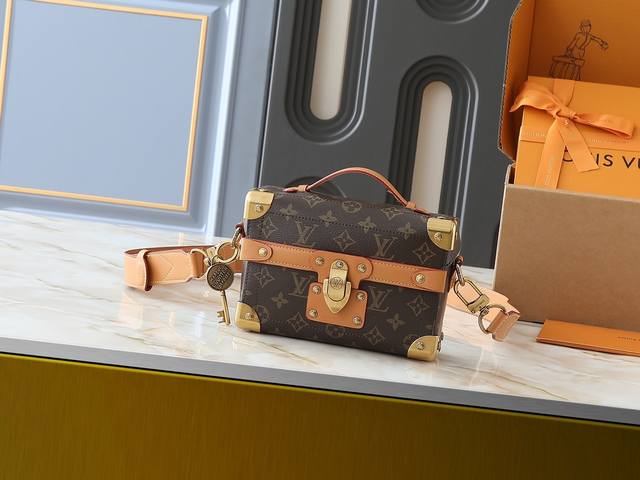 升级原版 M13871压花黑M11743黑花 M11516黑色 M11535老花 M12686 本款 Soul Trunk 手袋由 Pharrell Willi