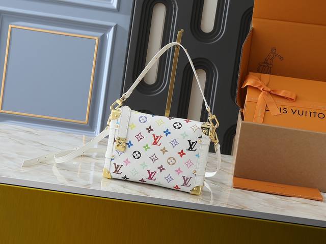 升级原版 M14046 M46358 本款 Side Trunk 中号手袋以谐趣 Monogram 图案道出路易威登 X 村上隆再版系列的灵动格调，为柔软牛皮革