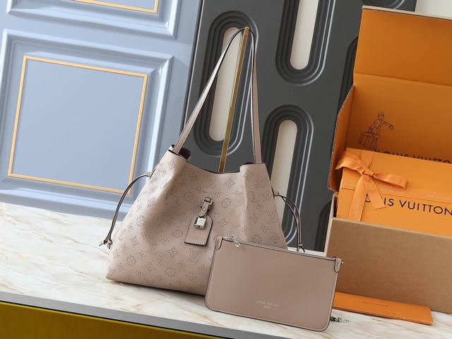 升级原版 M13 Mahina系列推出了Boundless手袋 一款多功能的日常设计。它由House标志性的穿孔Mahina皮革制成，足够宽敞以储存必要的物品，