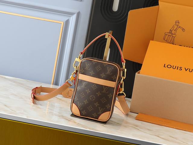 升级原版 M 16 M 14 M 13 M 58 M14253 本款Danube 斜挎包采用牛皮革构型，让人联想起路易威登在 20 世纪 80 年代推出的款式，