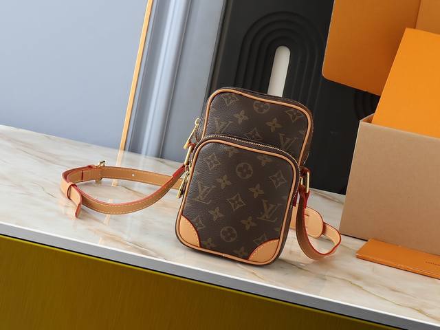 升级原版 M 16 M 14 M 13 M 58 M14253 在其最新系列中，Pharrell Williams 重塑了 80 年代的 Amazone 斜挎包