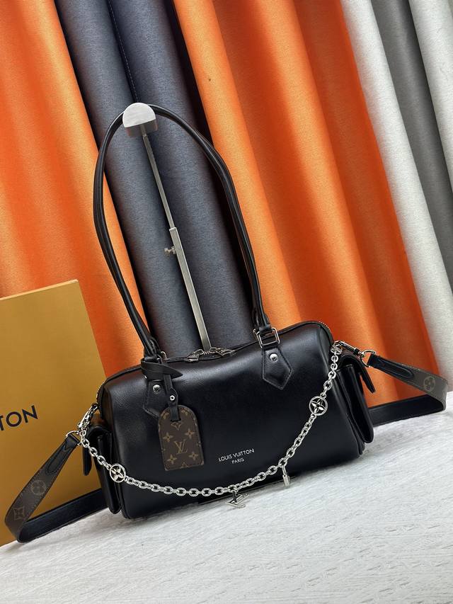 升级原版 M12934 M12965 本款 Speedy Cargo 手袋出自Lv Vibe系列，以前卫笔触焕新1930年代的经典设计。亮泽羊皮革包身点缀Mon