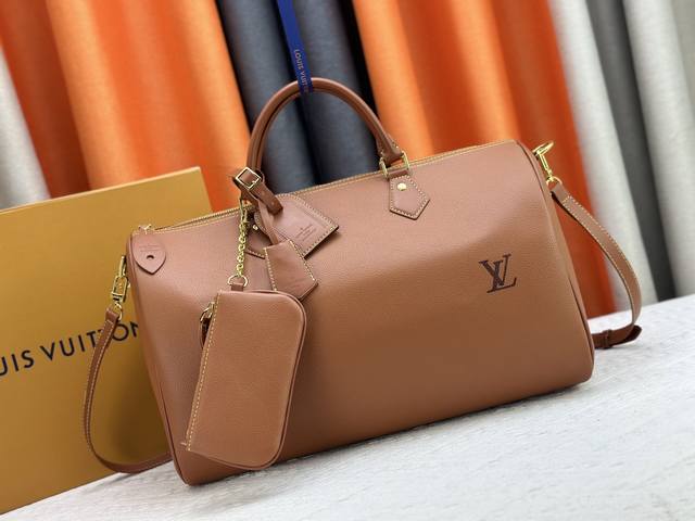 40 款号:M12672 驴家的高端系列 枕头包系列 焦糖色纯皮妥妥的低调老钱风格 高级复古又很时尚大气百搭 很贵气的静奢风 尺寸:40 X 26 X 23Cm 40 款号:M12672 驴家的高端系列 枕头包系列 焦糖色纯皮妥妥的低调老钱风格 高级复古又很时尚大气百搭 很贵气的静奢风 尺寸:40 X 26 X 23Cm